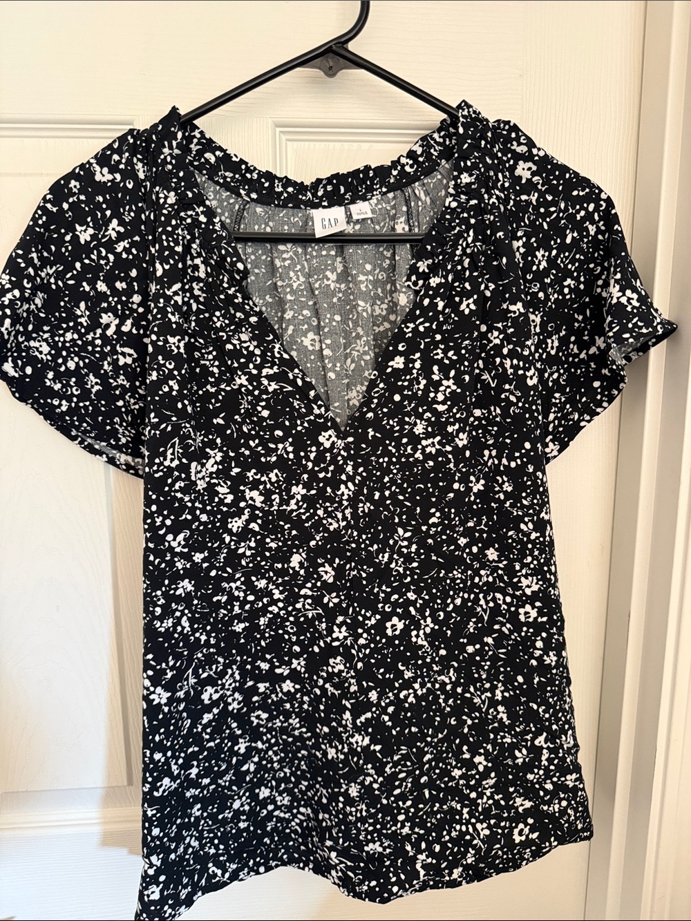 GAP Black & White Floral V-Neck Blouse